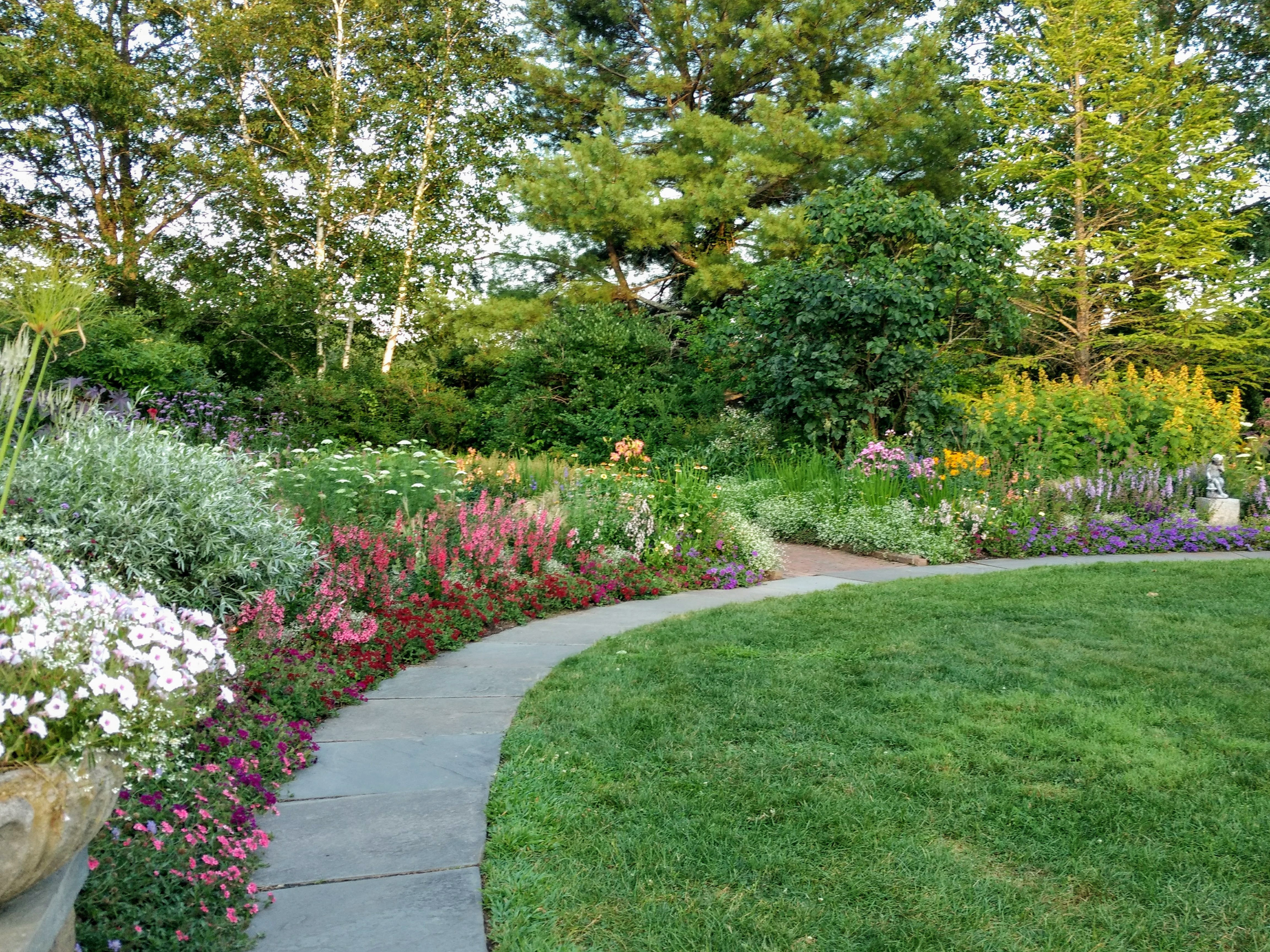 Благоустройство участка частного дома в Барнауле и Алтайском крае